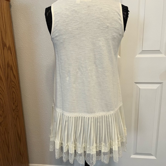 Logo Lavish sleeveless tunic with pleated hem and lace trim. Size XS - Picture 2 of 9